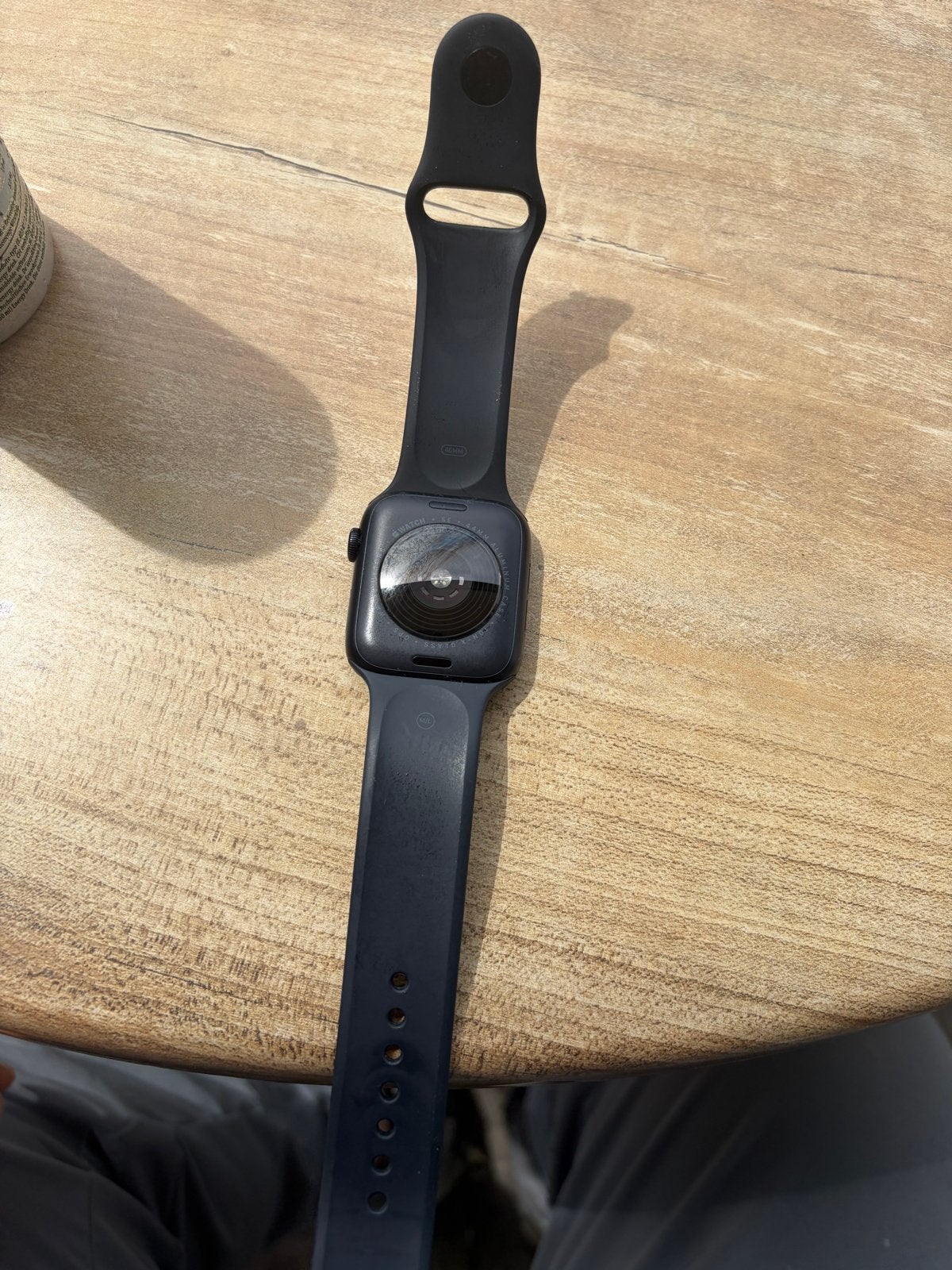 Apple Watch SE 2023 44mm - Goede staat met lader en bandjes, Gebruikt, Zwart, IOS, Ophalen of Verzenden