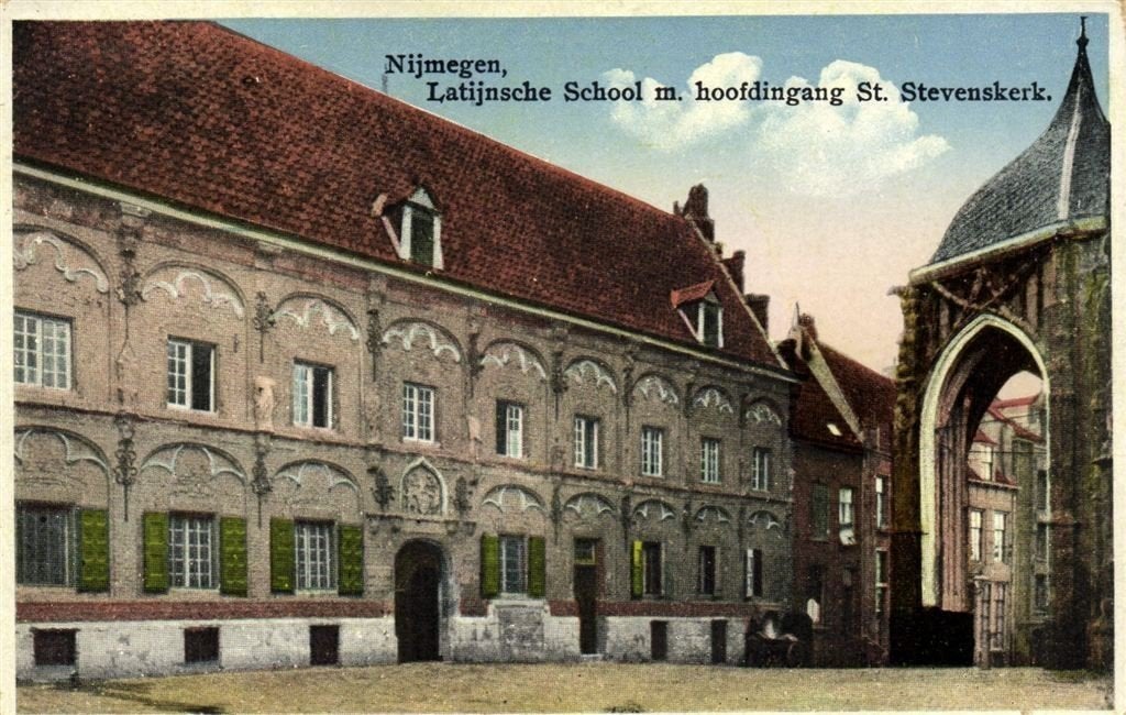 Nijmegen, Latijnsche School m. hoofdingang St. Stevenskerk., Verzamelen, Ansichtkaarten | Nederland, Ophalen of Verzenden, 1920 tot 1940