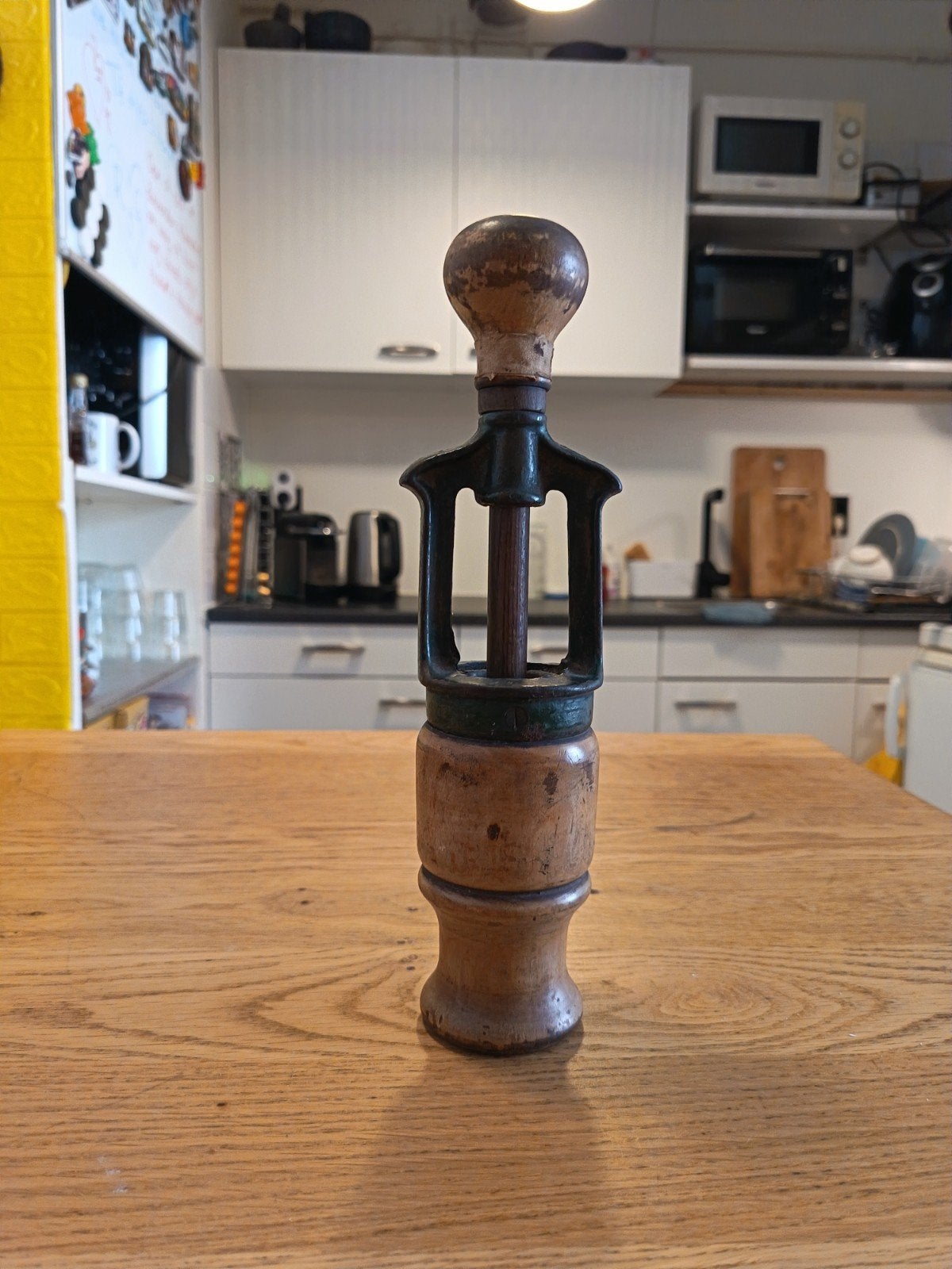 Antieke hand-kurkenpers / kurkinzetter met scheur in hout, Antiek en Kunst, Ophalen of Verzenden