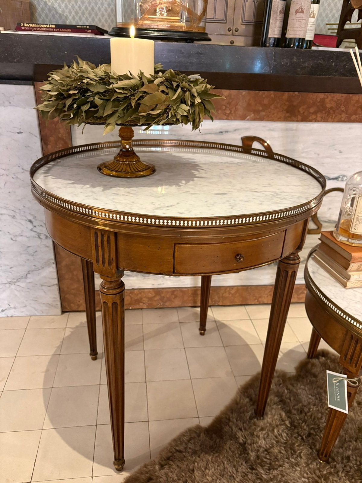 Antieke ronde bijzettafel met marmer blad, nesting tables, Ophalen