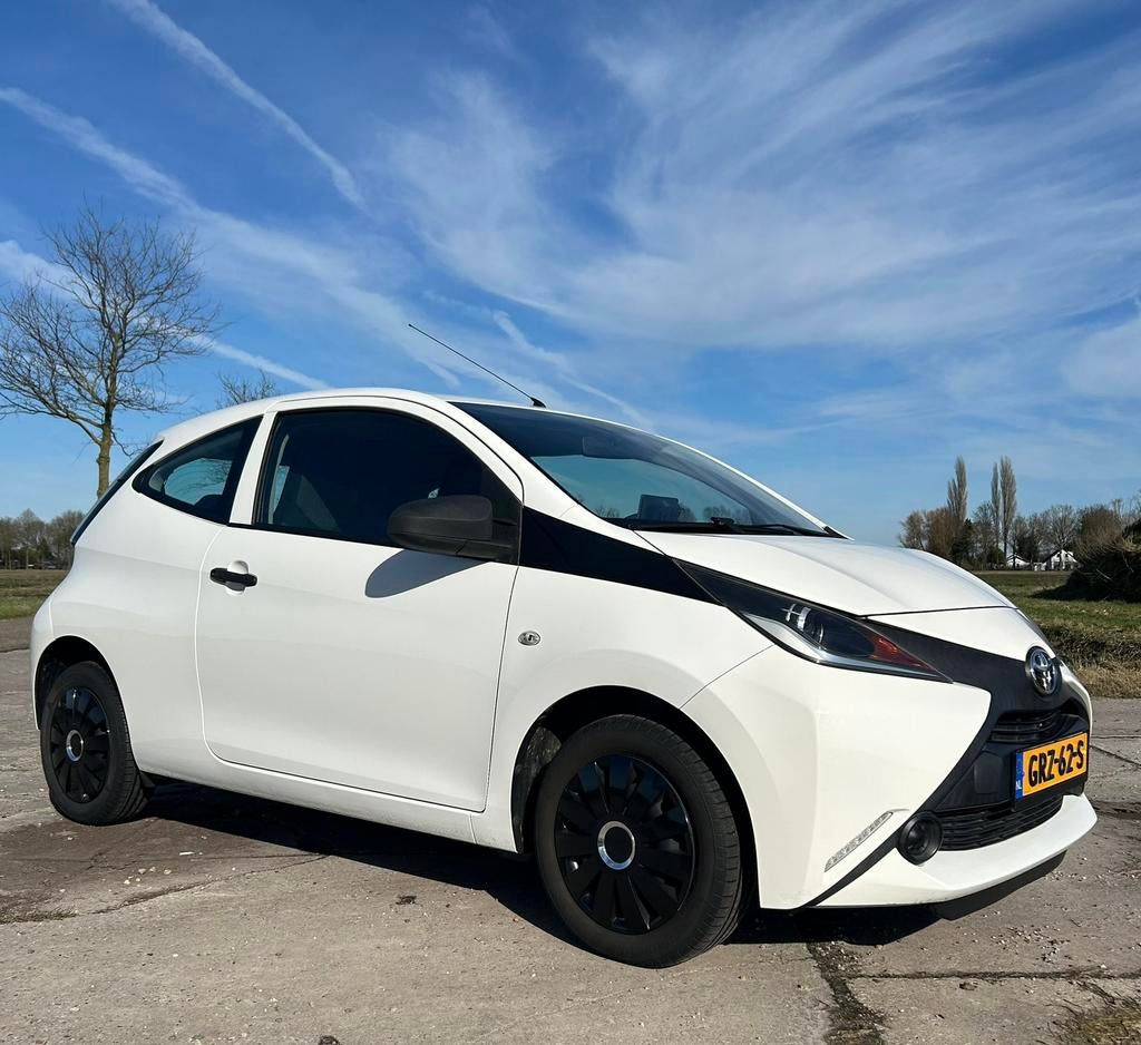 Toyota Aygo. Weinig kilometers! Zeer netjes !, Voorwielaandrijving, Zwart, 4 stoelen, Wit