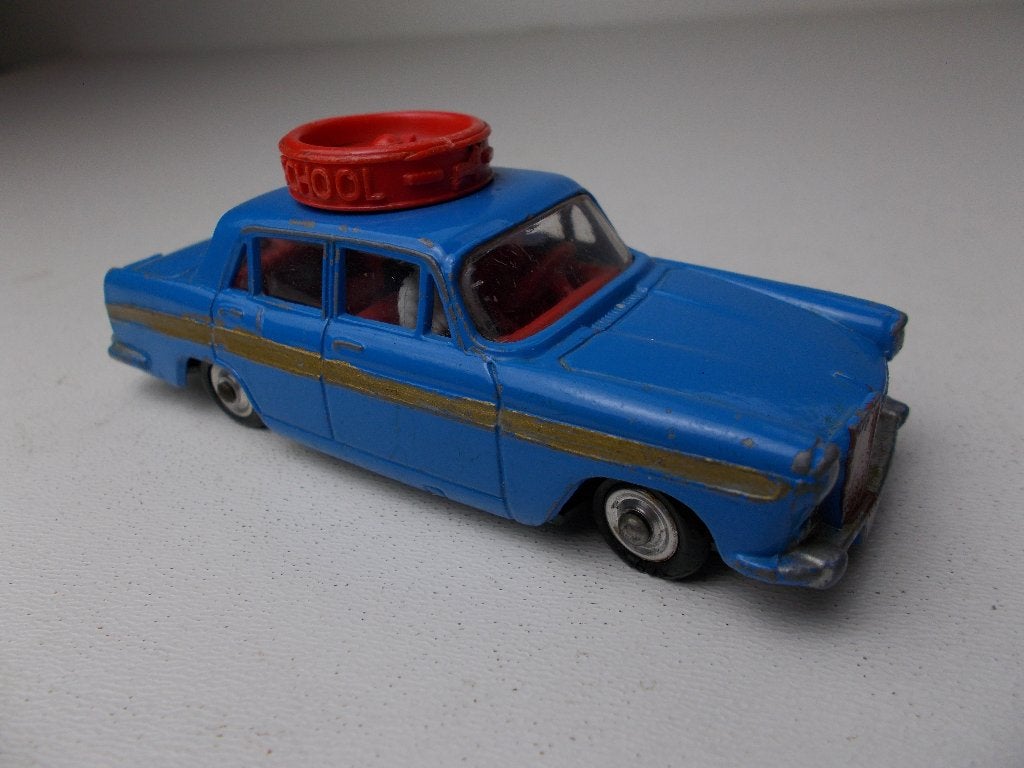 1964 Corgi Toys 255 AUSTIN A-60 MOTOR SCHOOL CAR + 2 FIGURES, Ophalen of Verzenden, Gebruikt, Auto, Corgi