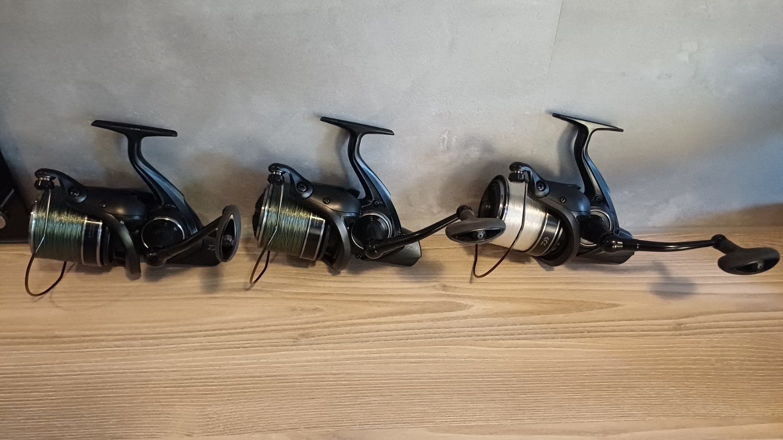 3 Daiwa Emblem 35 SCQ QD molens compleet met lijn en spoelen, Ophalen of Verzenden, Zo goed als nieuw, Molen