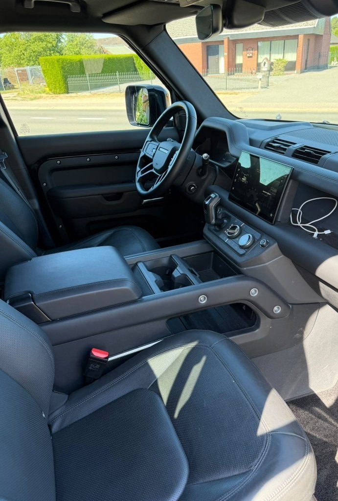 Foto 15 van Land Rover Defender P300e 300pk Phev AWD Aut 2025 Zwart