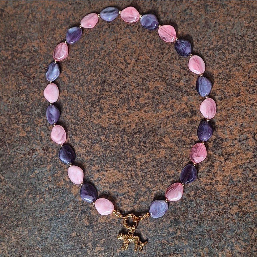Ketting met roze en paarse kralen en luipaard hanger, Met hanger, Kunststof, Ophalen of Verzenden, Zo goed als nieuw