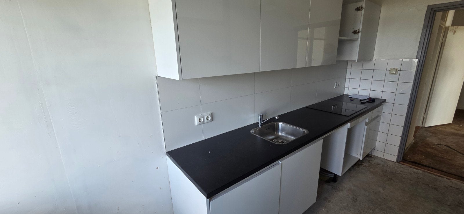 Witte keuken, wasbak, kraan, bovenkastjes. Zelf demonteren, Huis en Inrichting, Ophalen, Gebruikt, Wit, Enkelwandige keuken