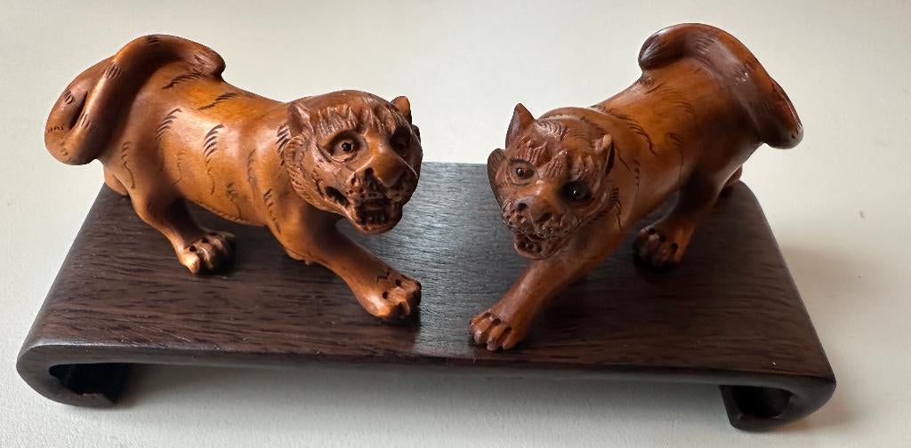 Hardhouten Netsuke set van twee tijgers, Verzamelen, Ophalen of Verzenden, Nieuw, Wild dier, Beeldje of Figuurtje