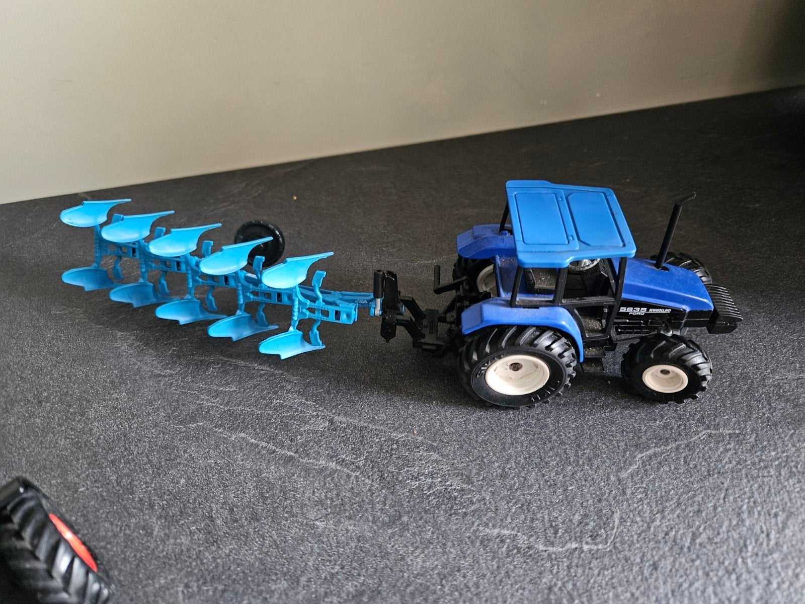 New Holland 5635 Ford speelgoed tractor met ploeg, Ophalen of Verzenden, Gebruikt