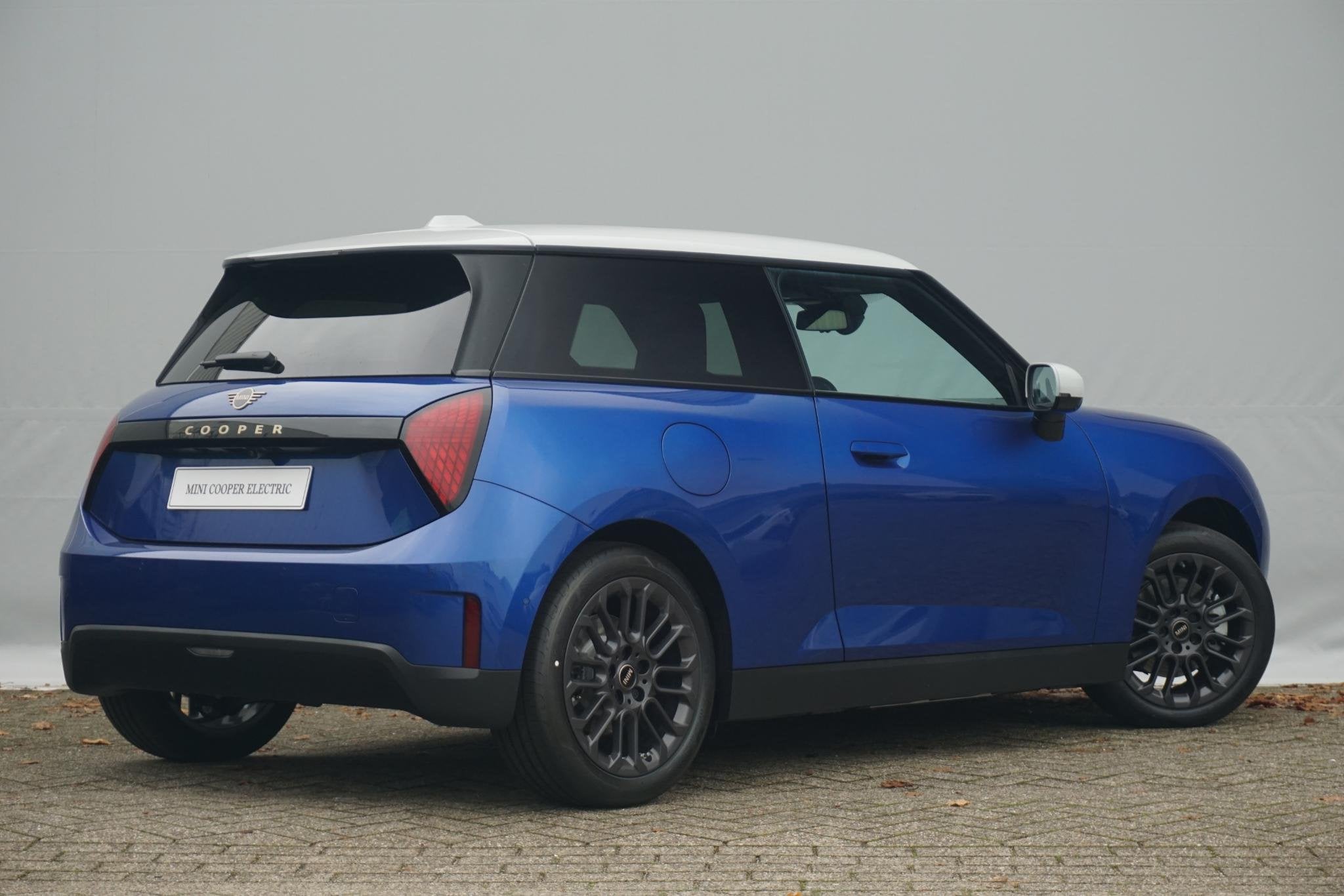 MINI 3-deurs Cooper E Favoured Trim | Pakket L | Comfort Acc, Auto's, Stof, 300 km, 41 kWh, Stuurwielverwarming