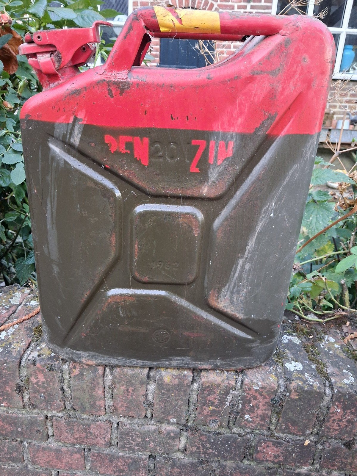 Vintage Benzine Jerrycan - Rood/Grijs - 1962, Ophalen of Verzenden