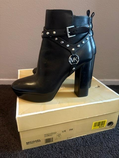 Michael Kors laarsjes, Kleding | Dames, Schoenen, Zo goed als nieuw, Lage of Enkellaarzen, Zwart, Ophalen of Verzenden