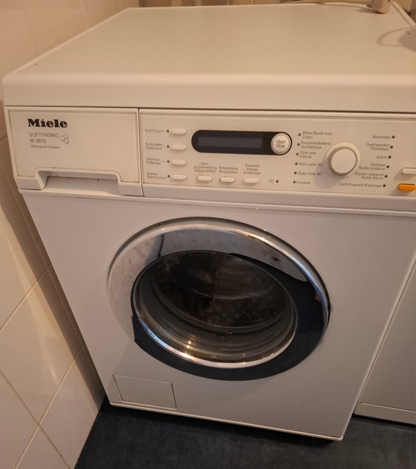 Miele W3825 Wasmachine voor onderdelen (foutmelding F53), Ophalen, 1600 toeren of meer, Voorlader, Niet werkend