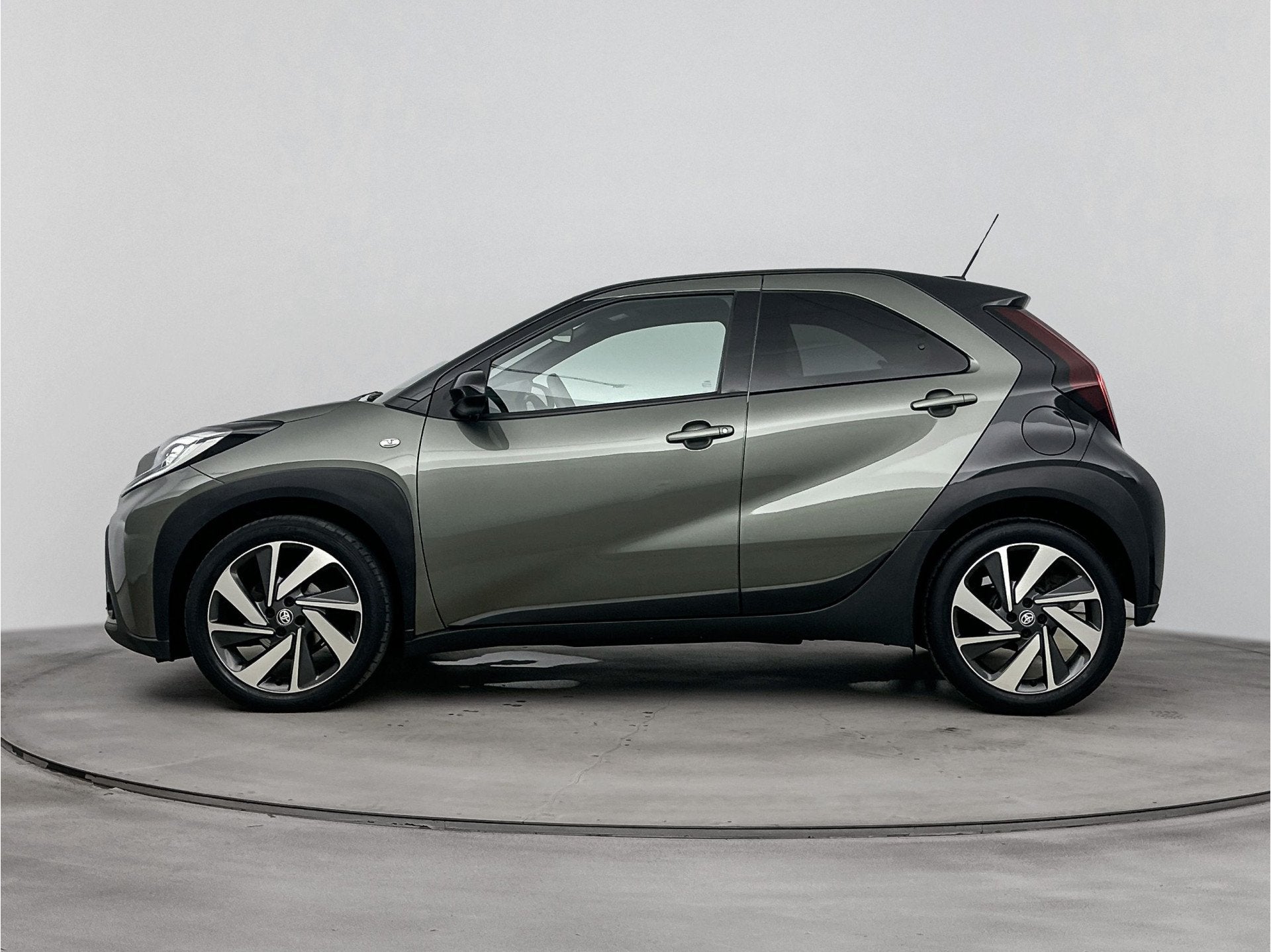 Toyota Aygo X 1.0 VVT-i MT Envy | NL Auto | JBL | Cruise Con, Auto's, Toyota, 12 maanden, Stof, Gebruikt, 4 stoelen