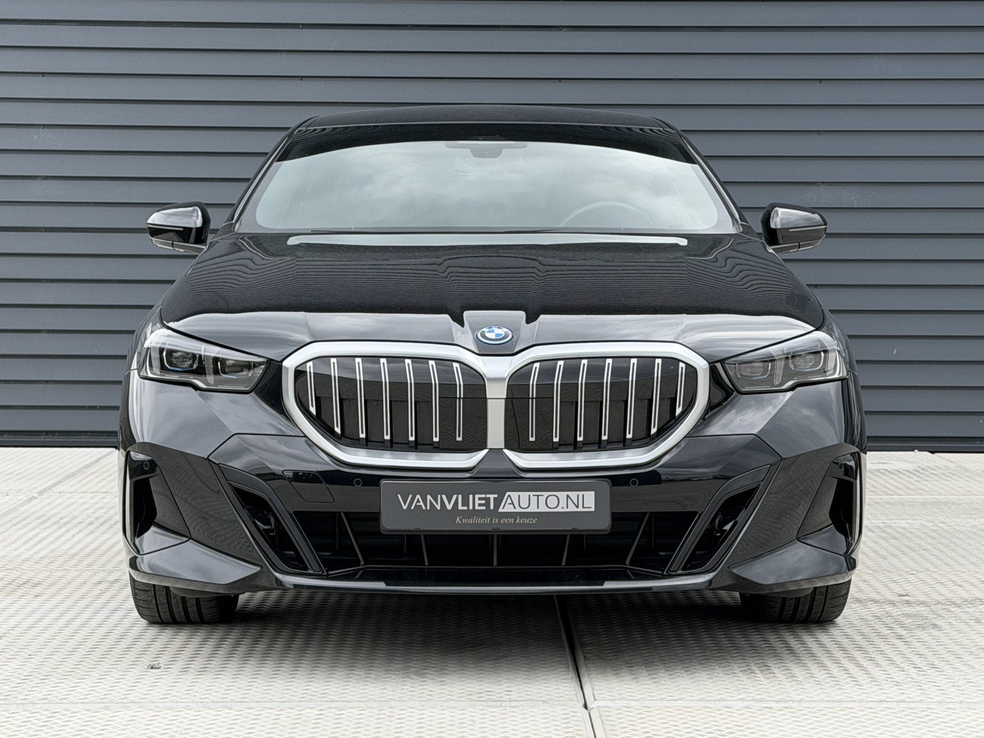 BMW 5 Serie 550e xDrive M SPORT | Achteras besturing | Leder, Auto's, Automaat, Gebruikt, 138 €/maand, Zwart