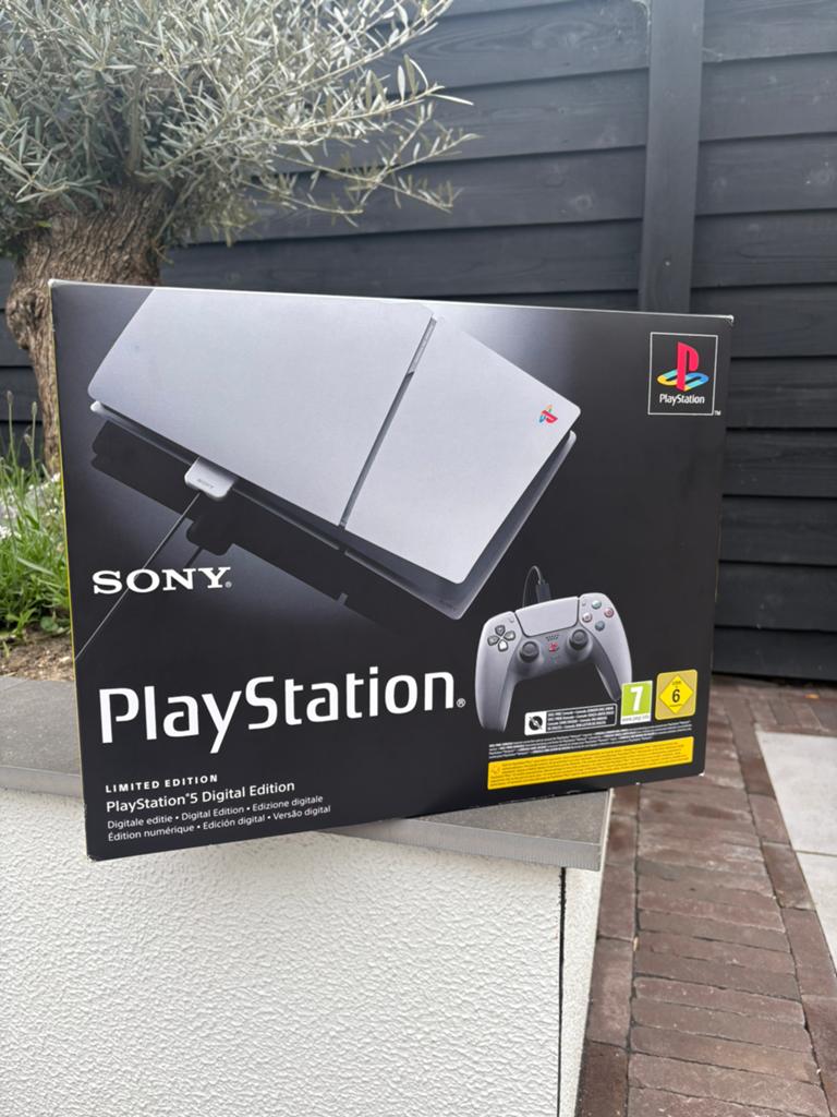 PlayStation 5 30th Anniversary Limited Edition, Spelcomputers en Games, Ophalen of Verzenden, Nieuw, Playstation 5 Digital