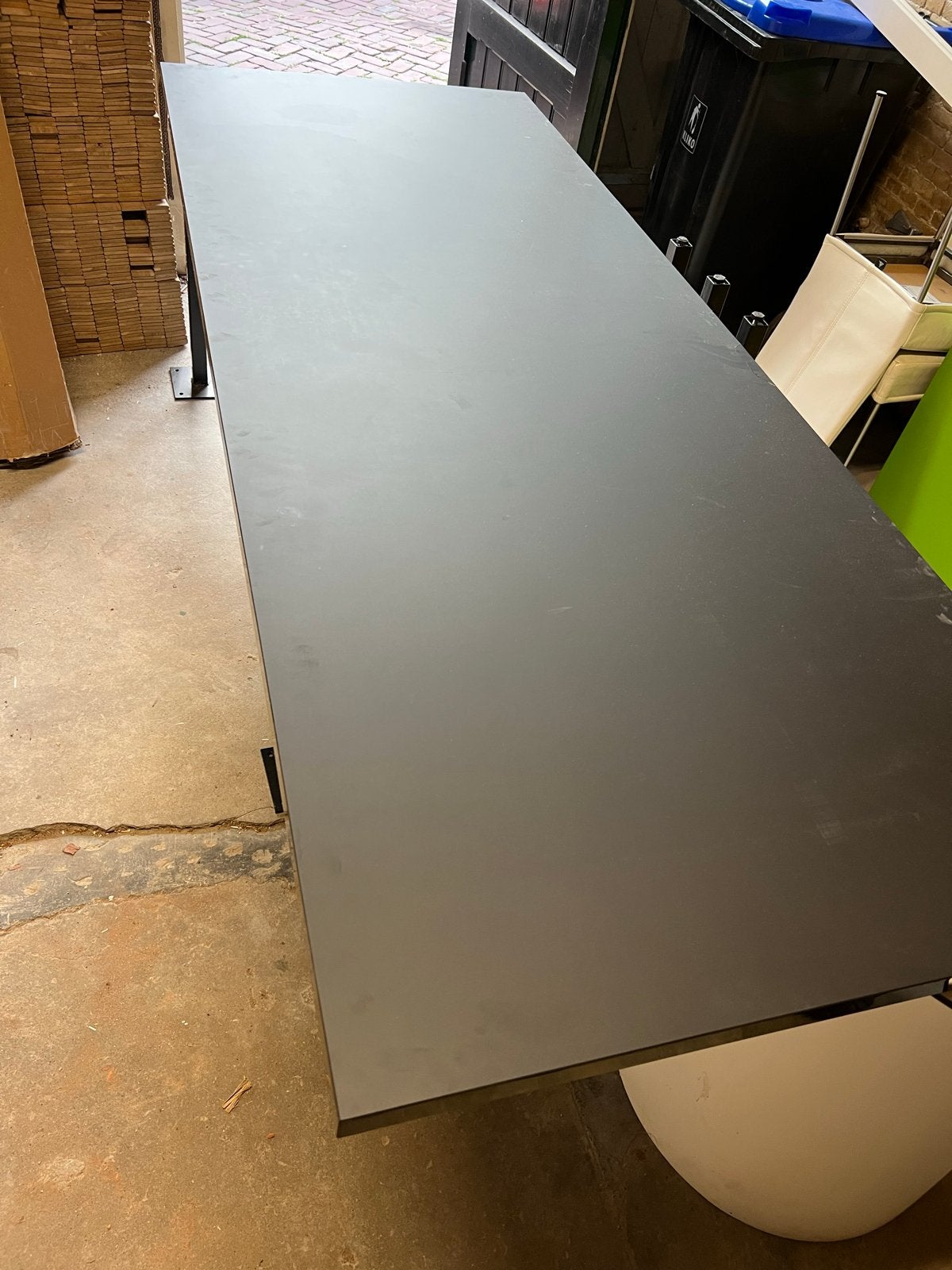Zwart bureau met metalen onderstel, Ophalen of Verzenden, Gebruikt