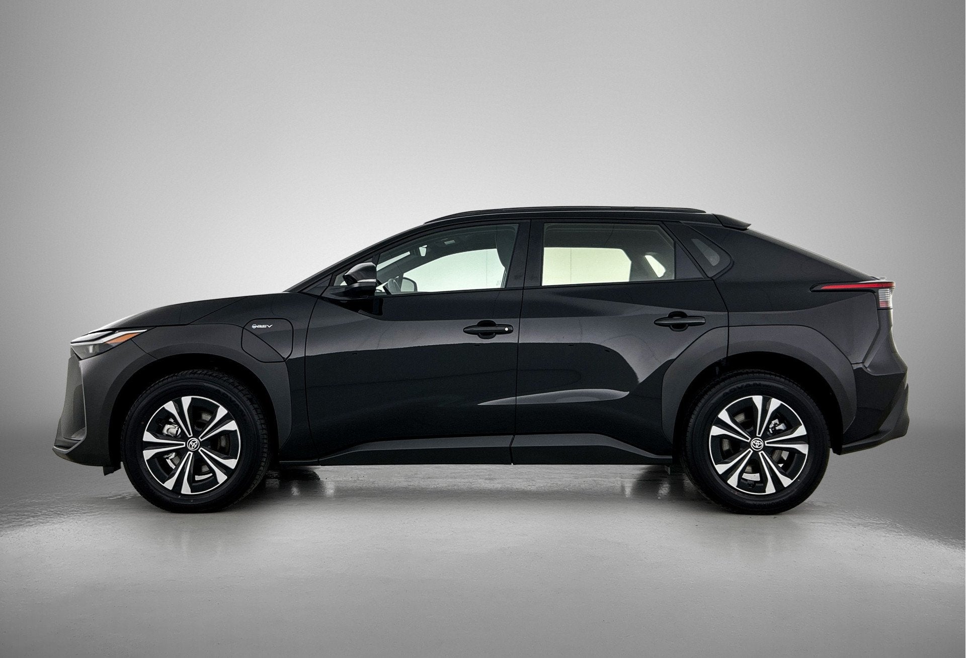 Toyota Bz4x Active 71 kWh ACC | Carplay | Android auto | Cam, Auto's, Gebruikt, Leder en Stof, Zwart, 2 stoelen