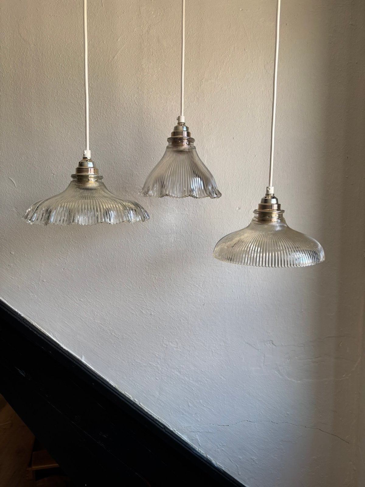 Vintage set 3 holophane glazen hanglampen lampenkap streep, Huis en Inrichting, Ophalen of Verzenden, Zo goed als nieuw, Glas