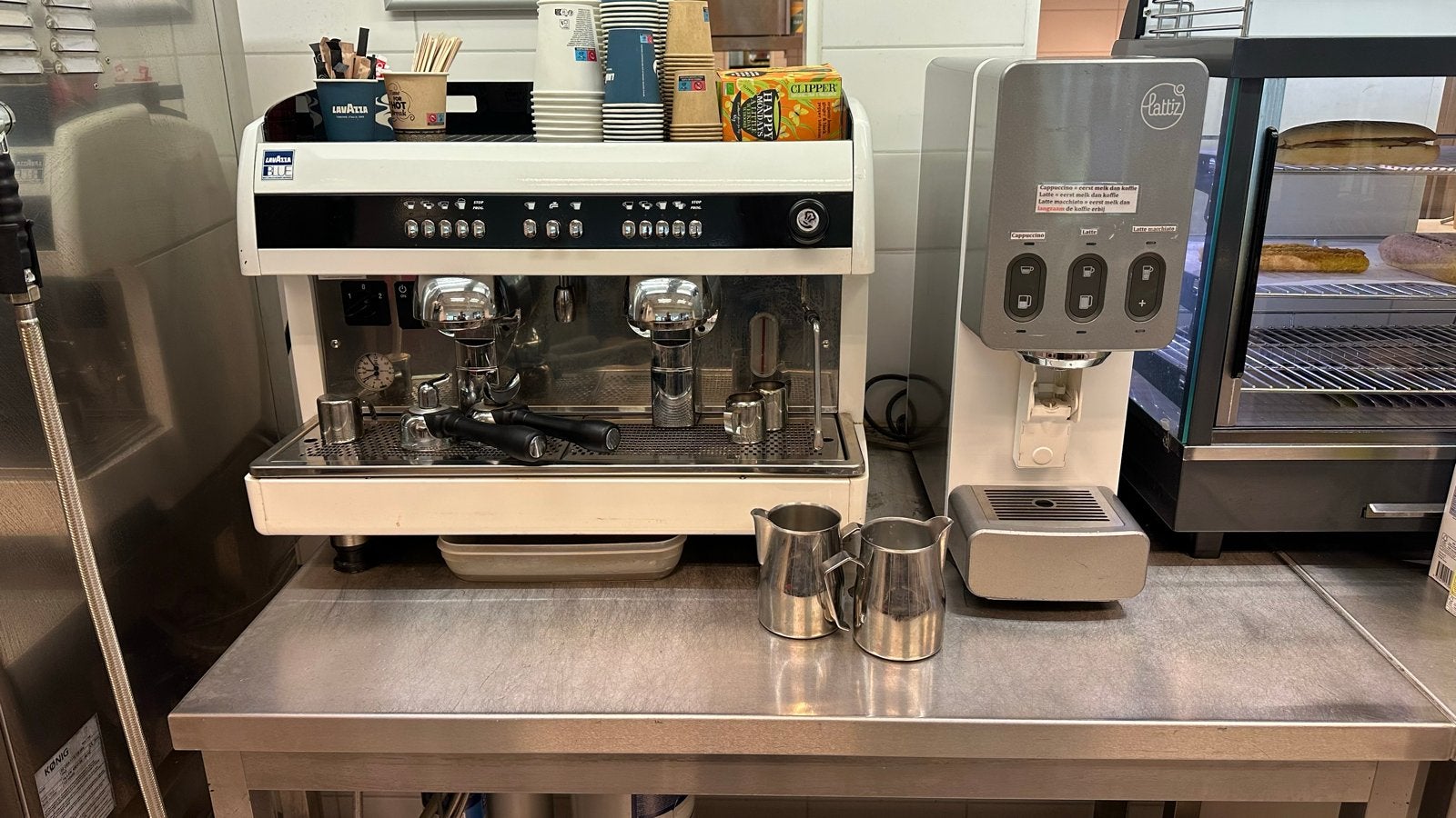 Lavazza Blue  Koffiemachine + Lattiz Melkdispenser (defect), Koffiepads en cups, Gebruikt, 10 kopjes of meer, Koffiemachine