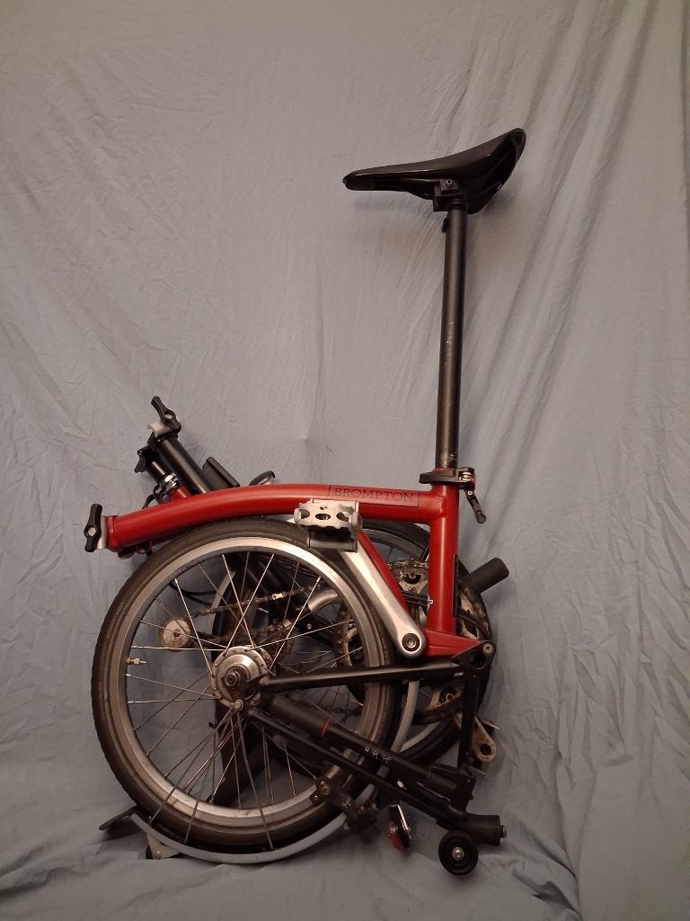 Brompton vouwfiets - Rood, compact en handig, Ophalen, Gebruikt, Brompton, Velgrem