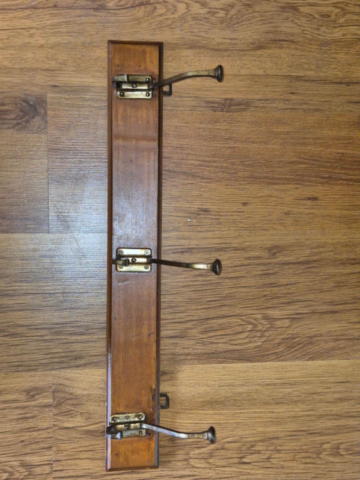 Vintage houten wandkapstok met messing haken, 60 cm, Wandkapstok, Gebruikt, Ophalen of Verzenden, Minder dan 100 cm