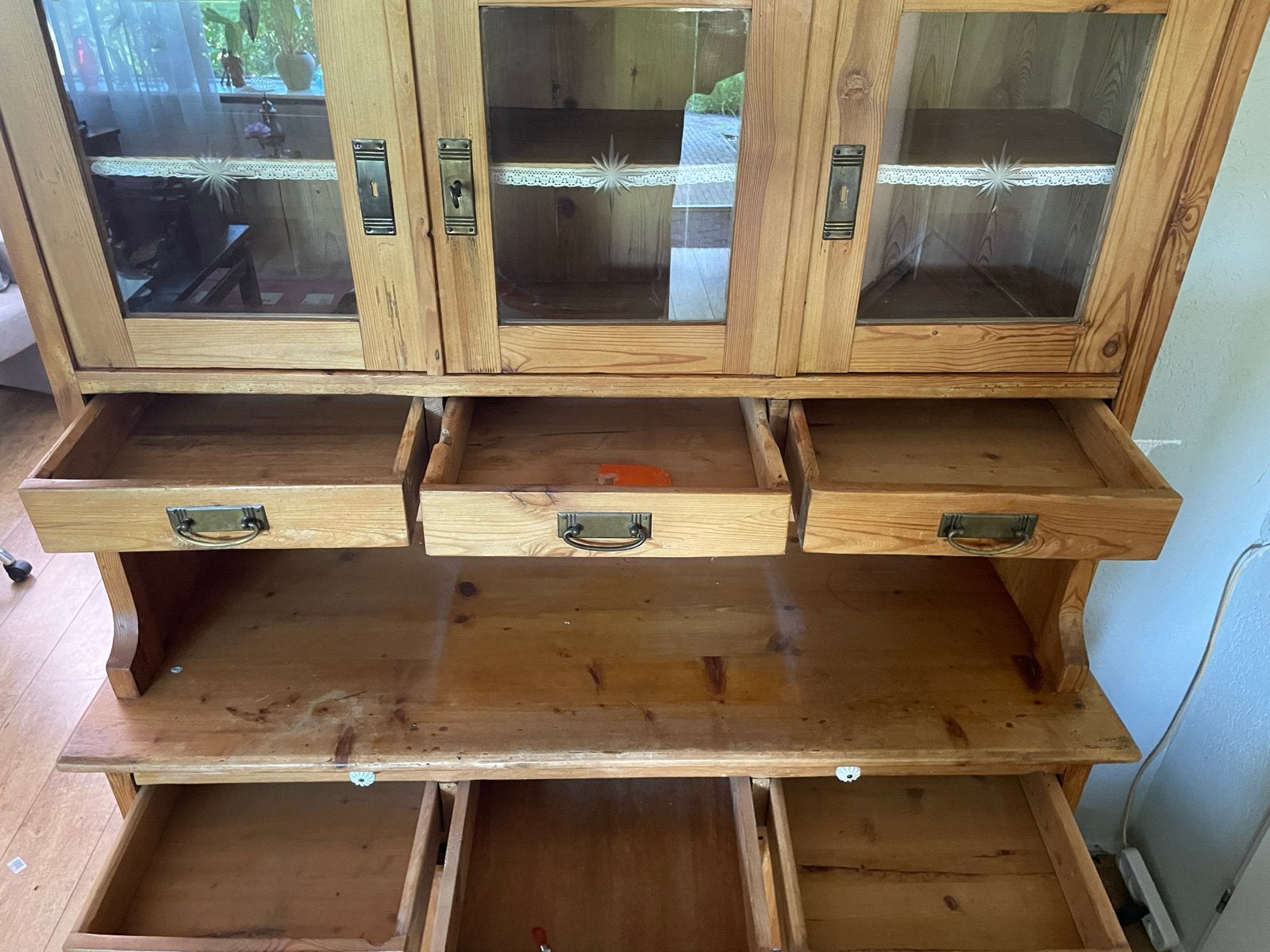 Massief grenen buffetkast met vitrine en lades, Huis en Inrichting, Ophalen, Gebruikt, 100 tot 150 cm, Met lade(s)