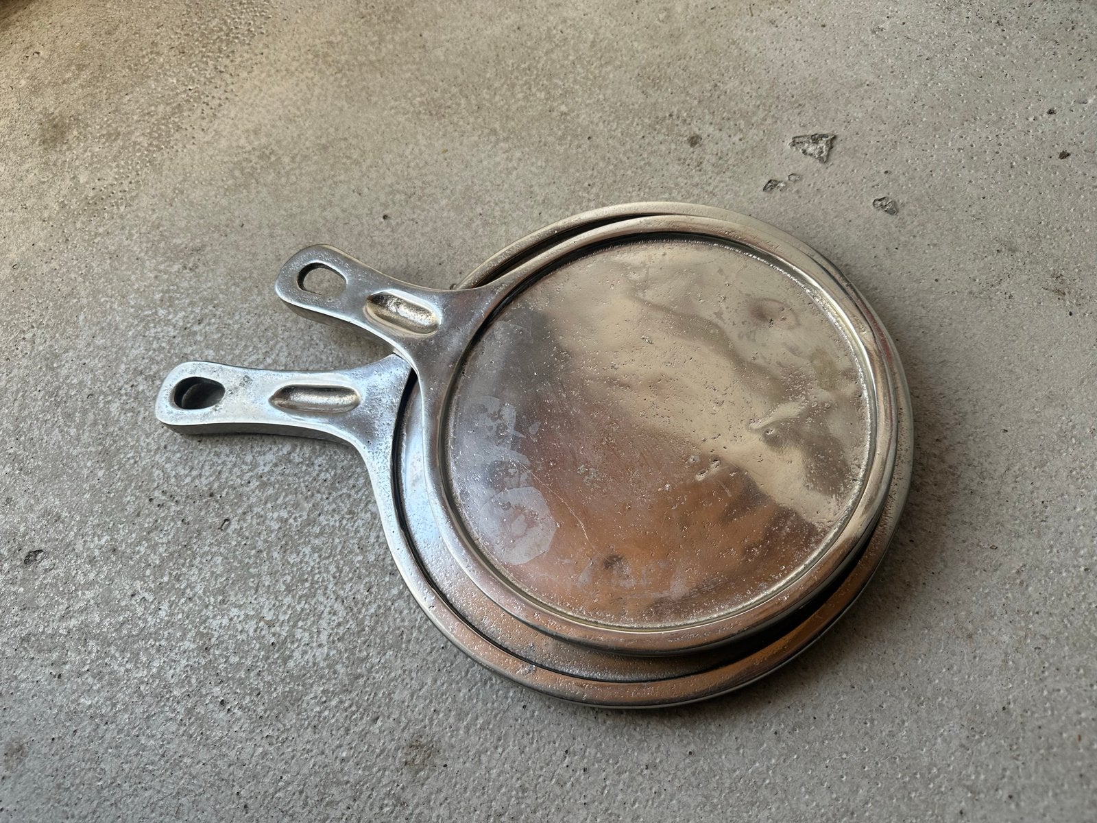 Set van 2 zilveren serveerschalen, Gebruikt, Gietijzer, Overige typen, Met handvatten