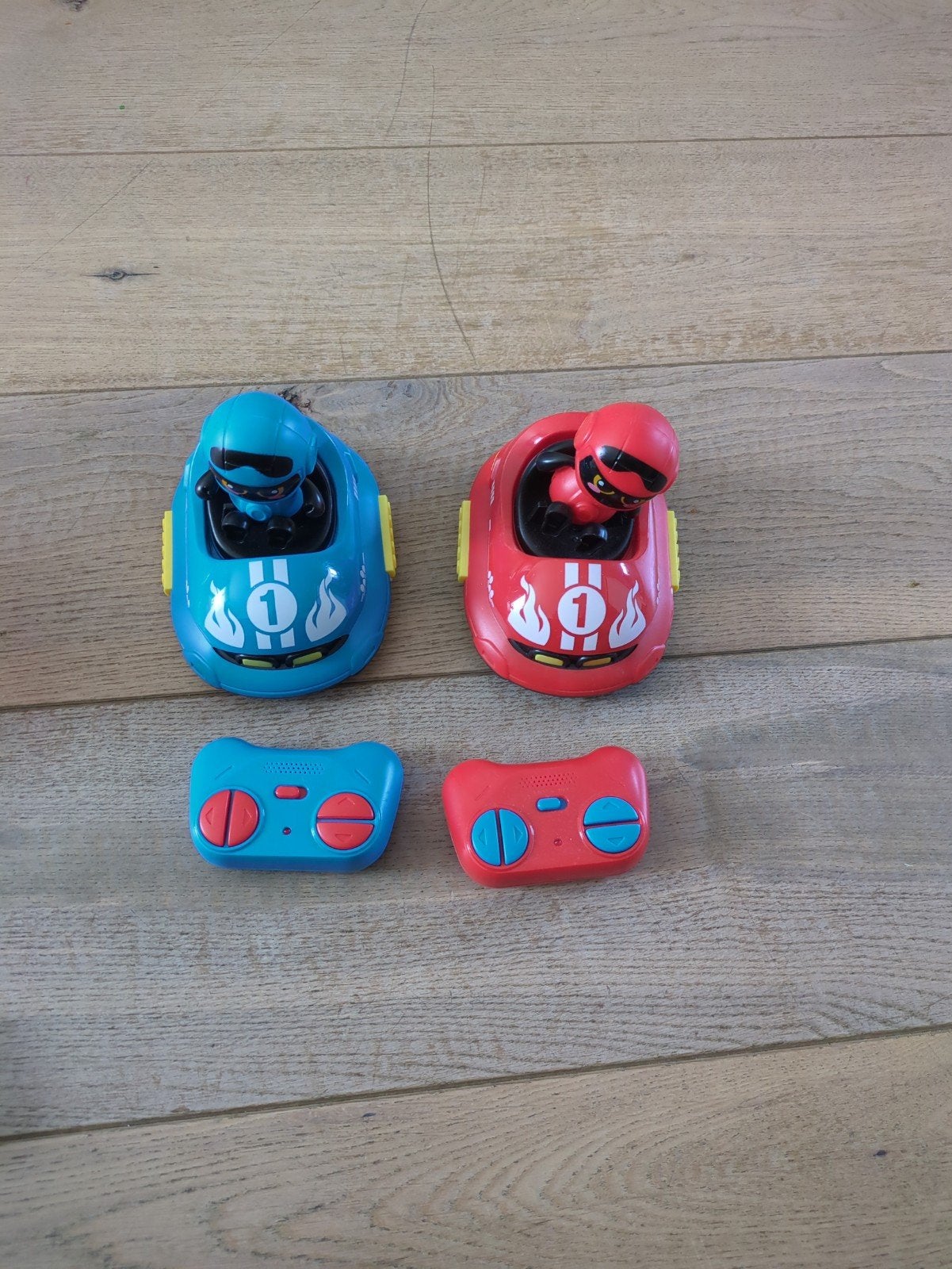 2 bestuurbare botsauto's, Ophalen, Zo goed als nieuw
