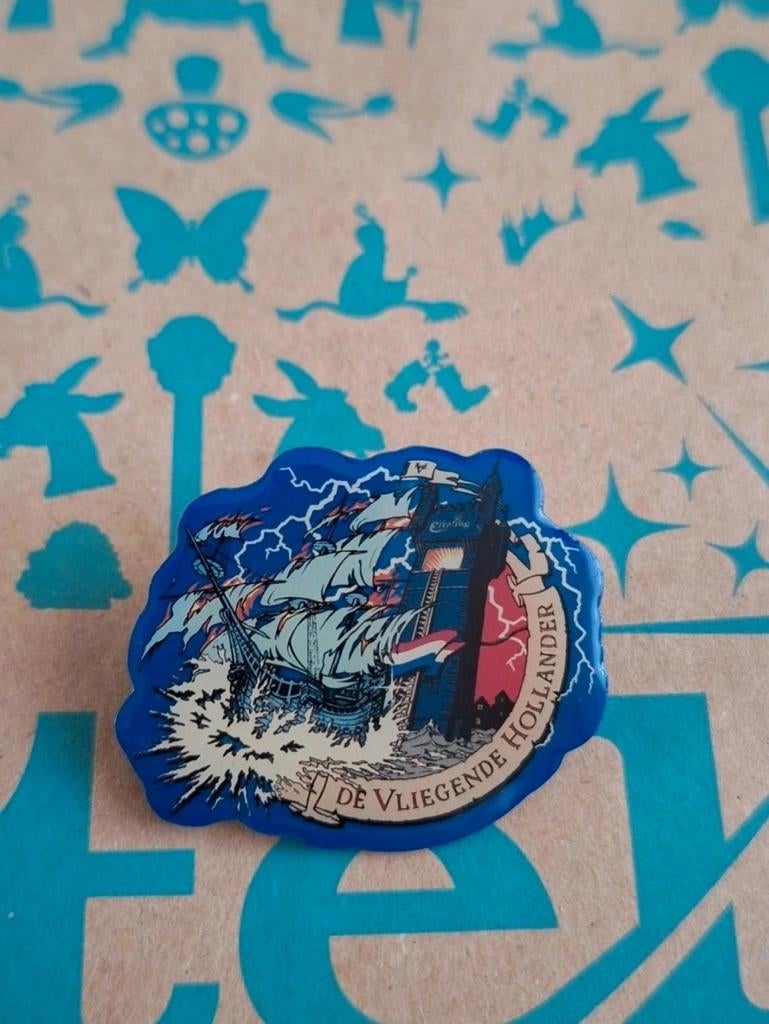 Efteling pin vliegende hollander, Verzamelen, Ophalen of Verzenden, Zo goed als nieuw, Button of Speldje