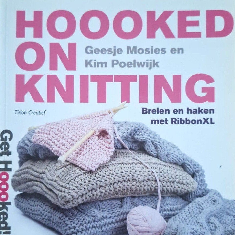 Boek Hooked on knitting, Verzenden, Nieuw, Breien, Patroon of Boek