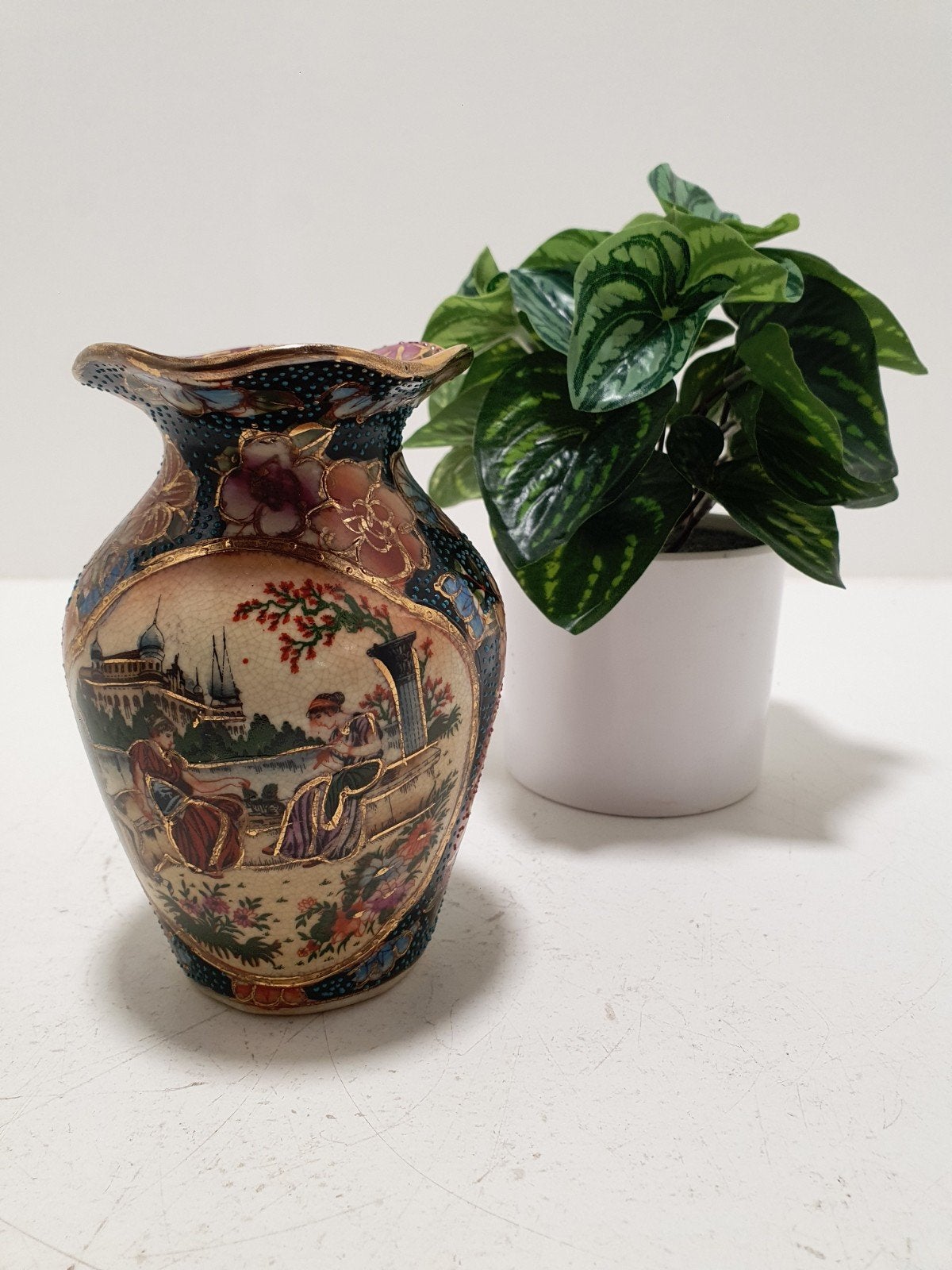 Vintage moriage vaasje met klassieke voorstelling – 12,5 cm, Ophalen of Verzenden