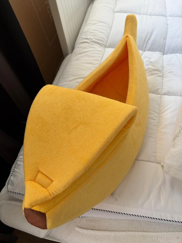 Banana-shaped cat bed, Ophalen, Zo goed als nieuw, Pluche