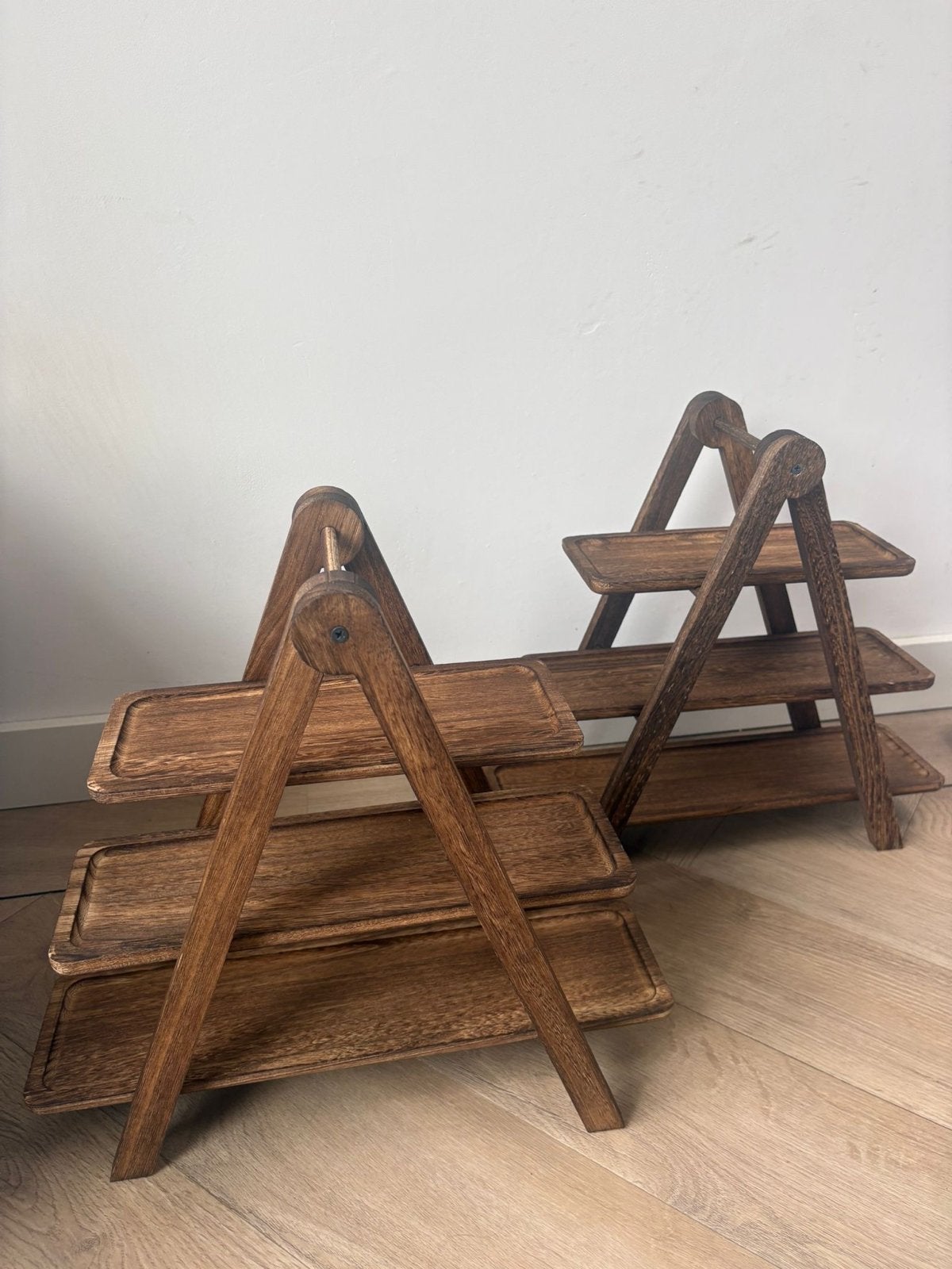 Houten etagère met 3 lagen - 2 stuks, Ophalen, Met opstaande rand, Zo goed als nieuw, Rechthoekig