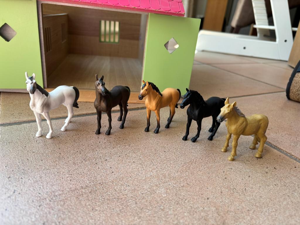 Paardenstal Kids Globe met 5 paarden, past ook voor Schleich, Ophalen, Gebruikt