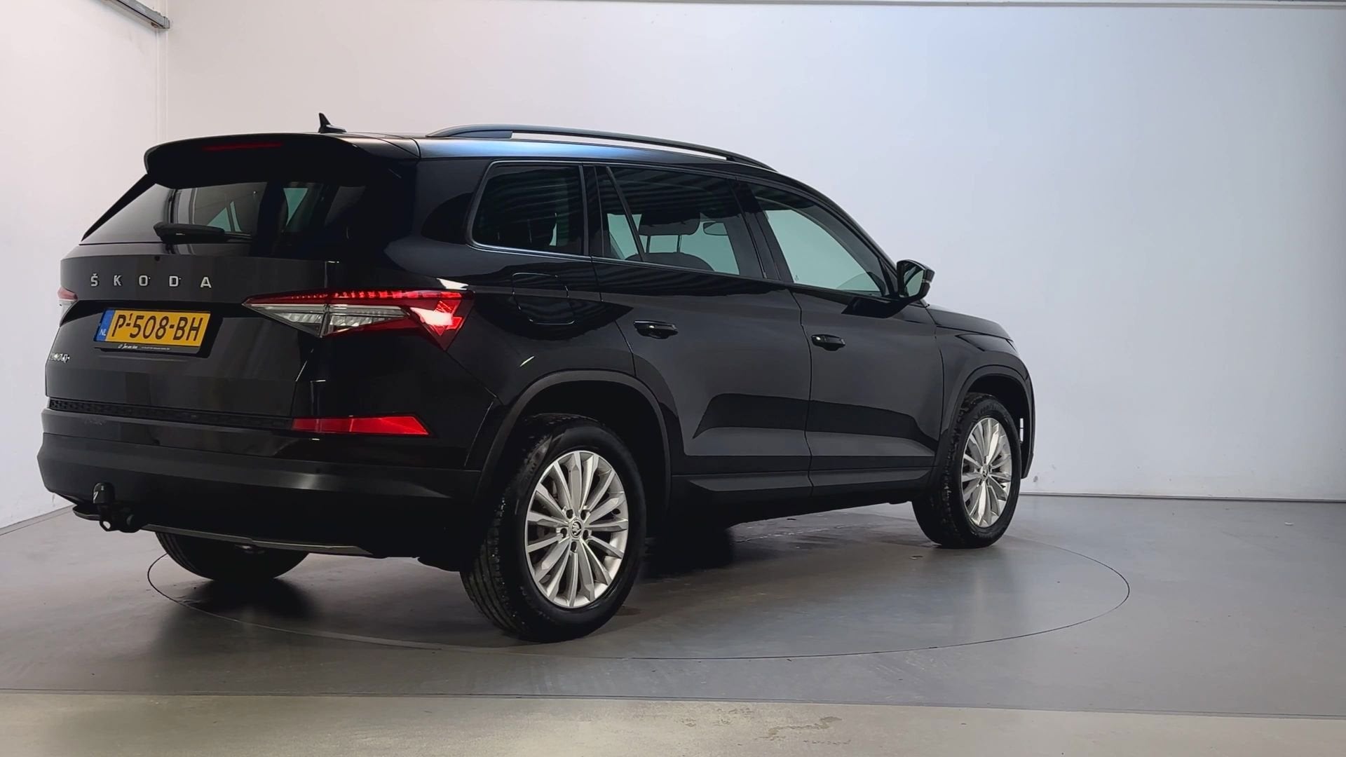 Skoda Kodiaq 1.5 TSI Business Edition 7p. Stoelverwarming Na, Auto's, Dealer onderhouden, Stof, 4 cilinders, 7 stoelen