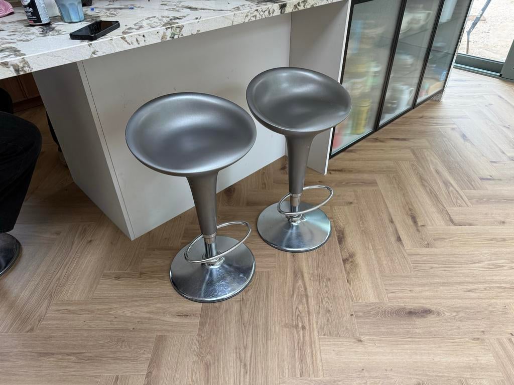 3x Moderne Bombo barkrukken - Grijs/Zilver, 65cm, Huis en Inrichting, Barkrukken, Ophalen, Zo goed als nieuw, 90 cm of meer, 3 krukken