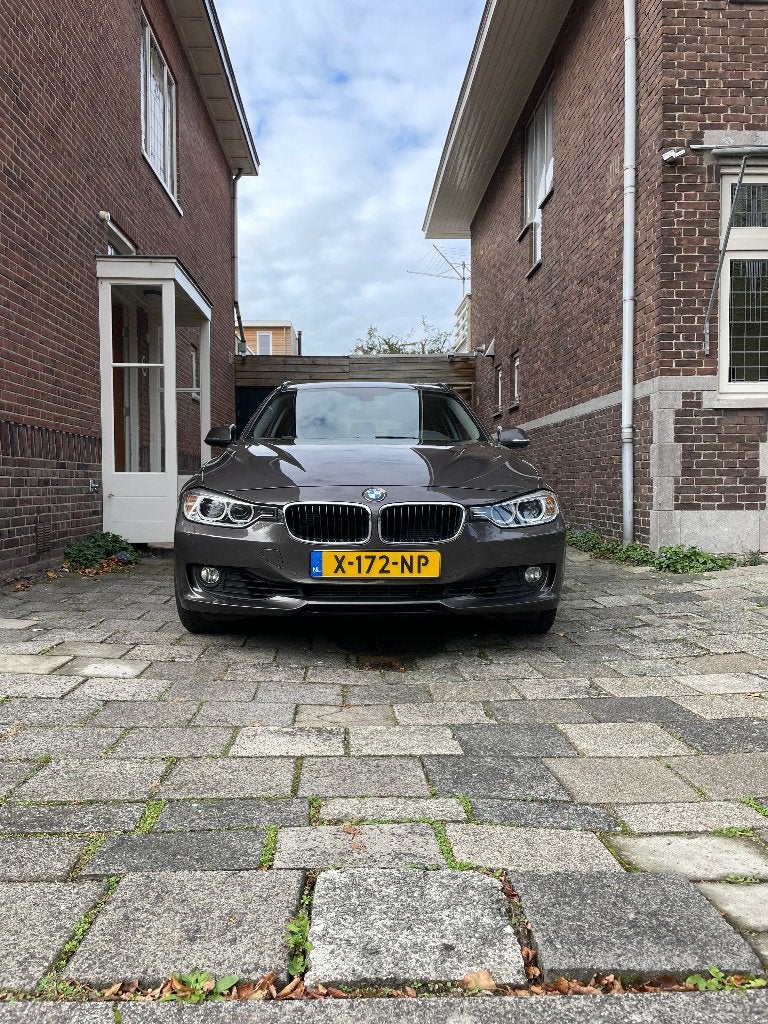 BMW 3-Serie 320i 184pk Aut 2015 Bruin, Auto's, Achterwielaandrijving, Zwart, Parkeerassistent, Leder