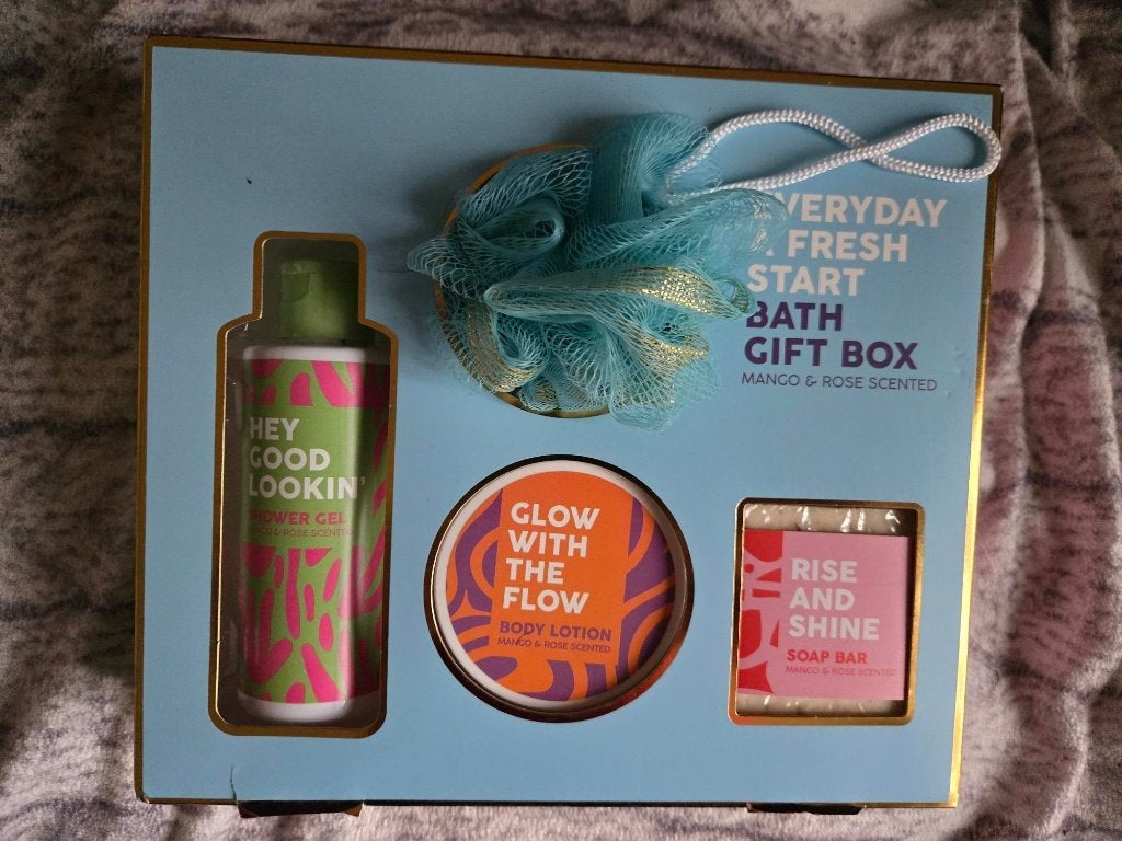 nieuwe bad/douchegeschenkset met oa bodylotion, spons , zeep, Ophalen of Verzenden, Nieuw, Bad & Douche
