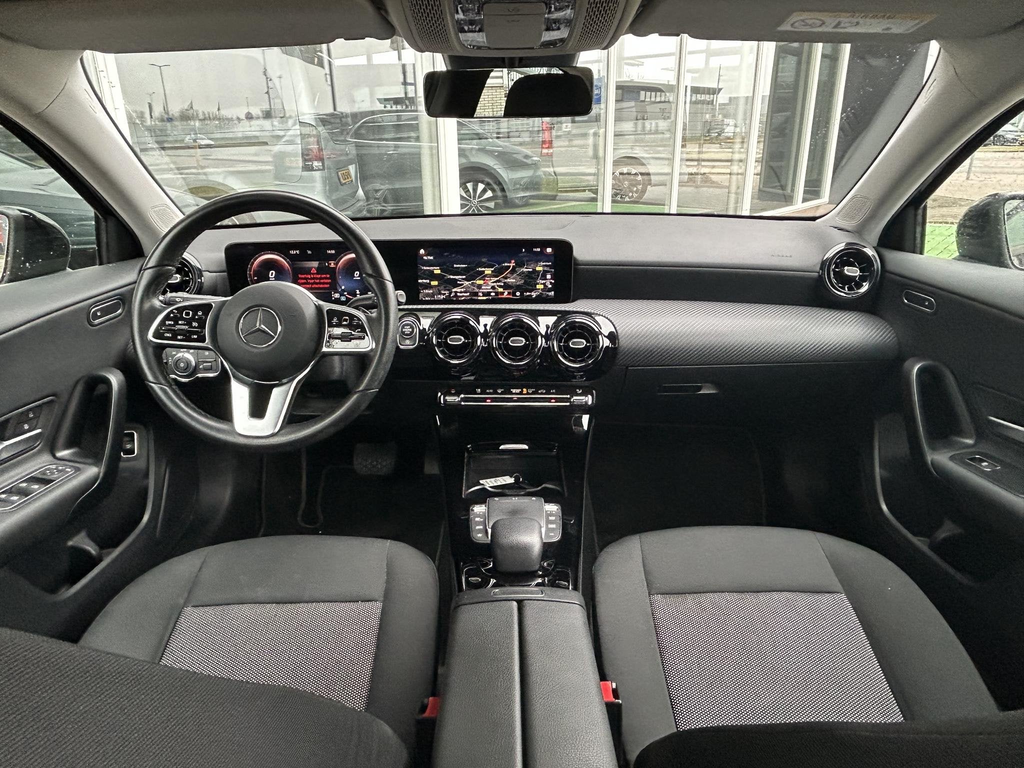 Mercedes-Benz A-klasse 180 | Widescreen | Trekhaak, Auto's, Mercedes-Benz, 4 cilinders, Zwart, Origineel Nederlands, Bedrijf