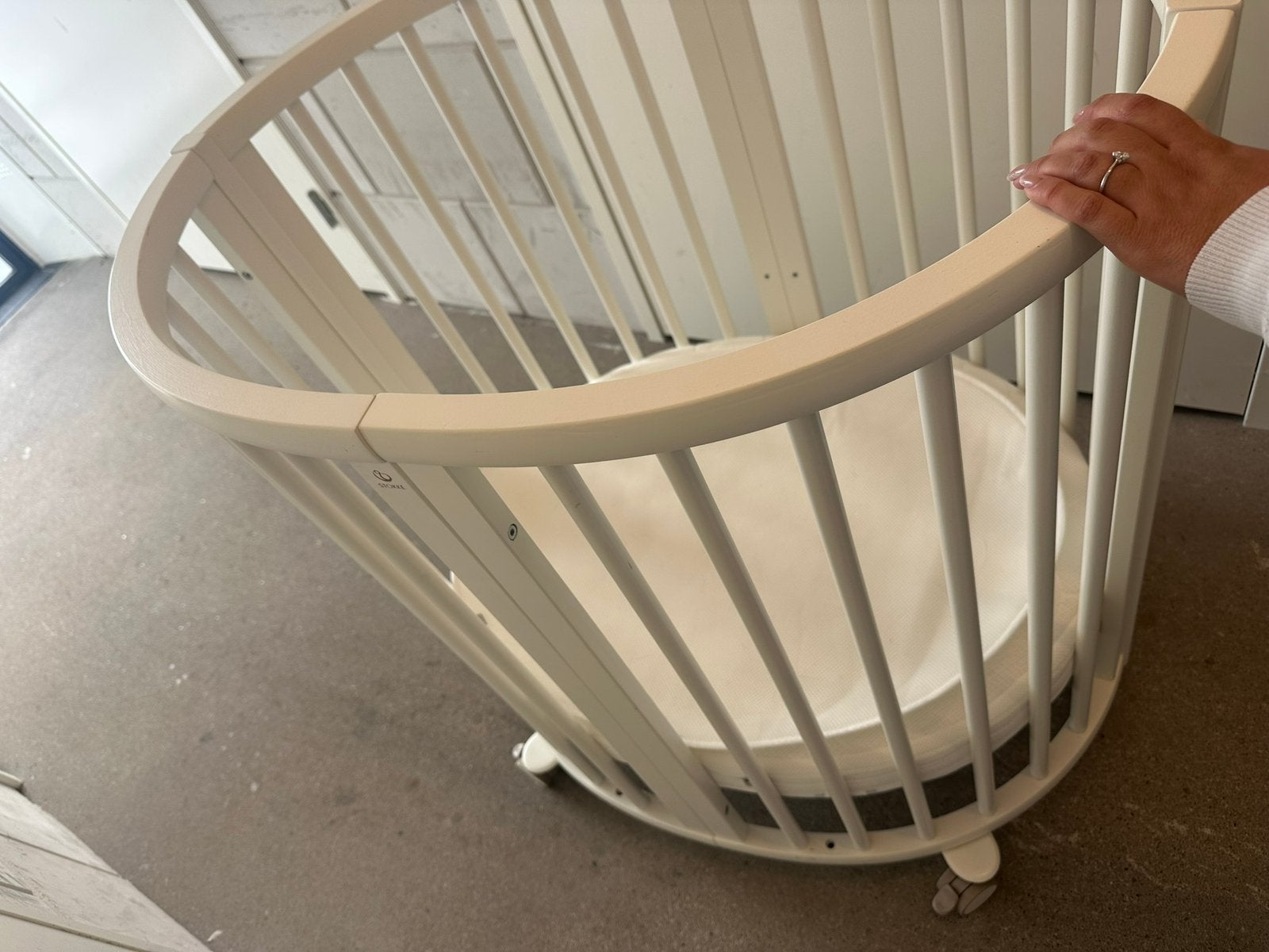 Stokke sleepi mini v3- white + mattress + mat protector, Ophalen, Zo goed als nieuw