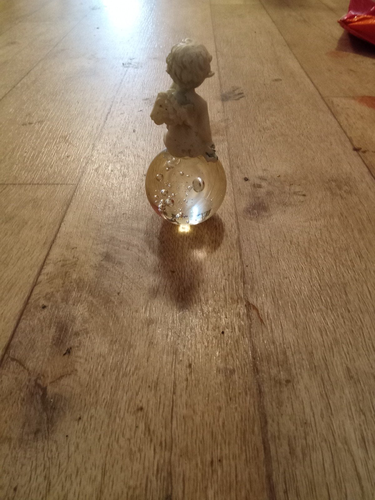 Engeltje beeldje zittend op een doorzichtige bal 20 cm, Ophalen of Verzenden, Laminaat