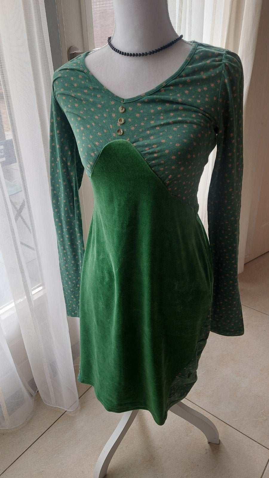 Groene jurk met bloemenprint en fluwelen details, Kleding | Dames, Jurken, Maat 38/40 (M), Expressive Perceptions, Ophalen of Verzenden