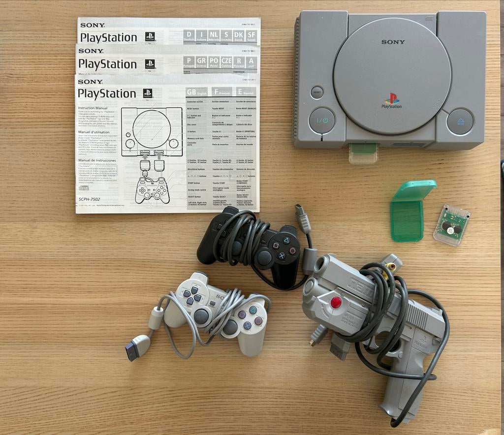 PlayStation 1 SCPH-7502 met 2 controllers en 18 games, Ophalen of Verzenden, Gebruikt, Met 2 controllers, Met games