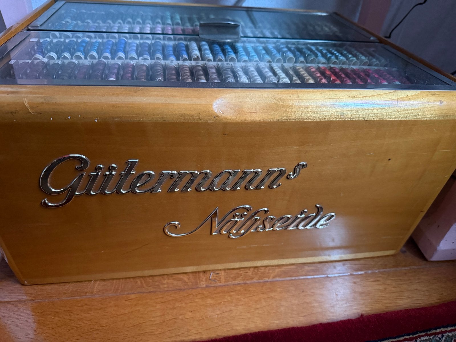 Vintage antieke Gütermann Naaigaren display kast met Garen, Ophalen, Gebruikt, Garen of Naald(en)