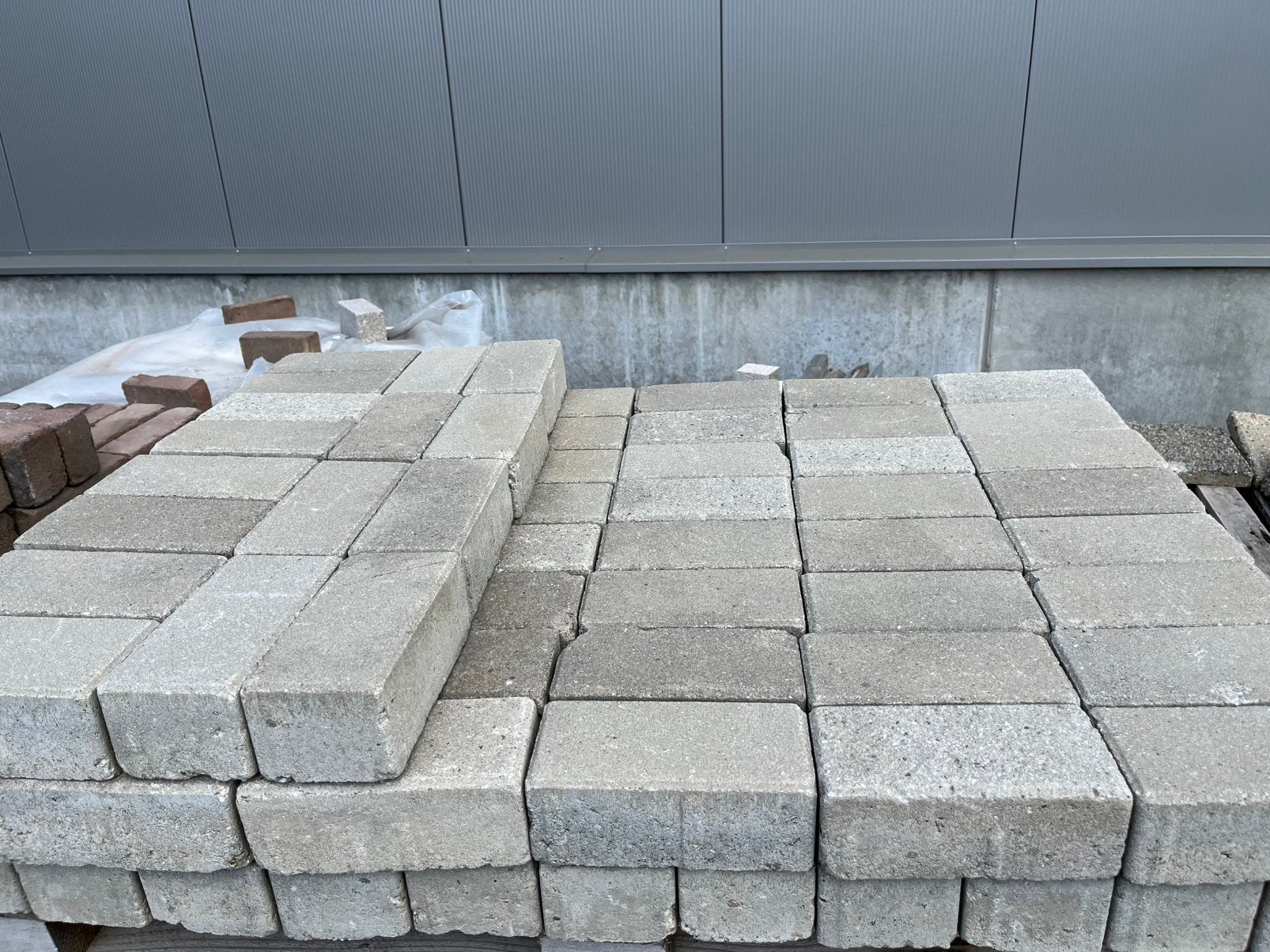 Grijze klinkers 21x10,5x 8cm. 100st, Ophalen, Zo goed als nieuw, Beton, Klinkers
