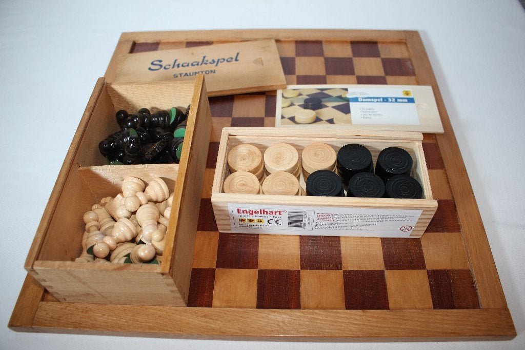 schaakbord en dambord  schaakstukken , damstenen, Een of twee spelers, Ophalen of Verzenden, Nieuw