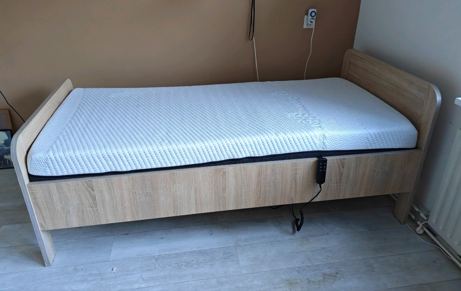1-persoons elektrisch verstelbaar bed met decupré matras, Ophalen, 90 cm, Eenpersoons, Beige