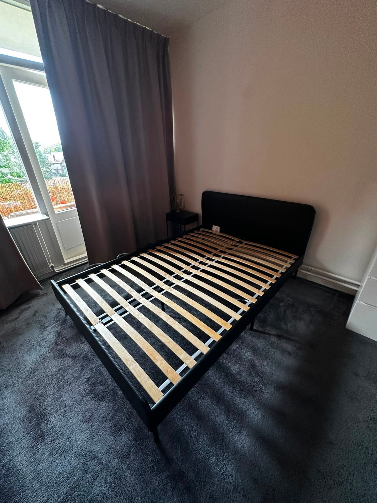 Ikea Slattum bedframe 140x200 - Zwart tweepersoonsbed, Huis en Inrichting, Slaapkamer | Bedden, Ophalen, Gebruikt, Zwart, Tweepersoons