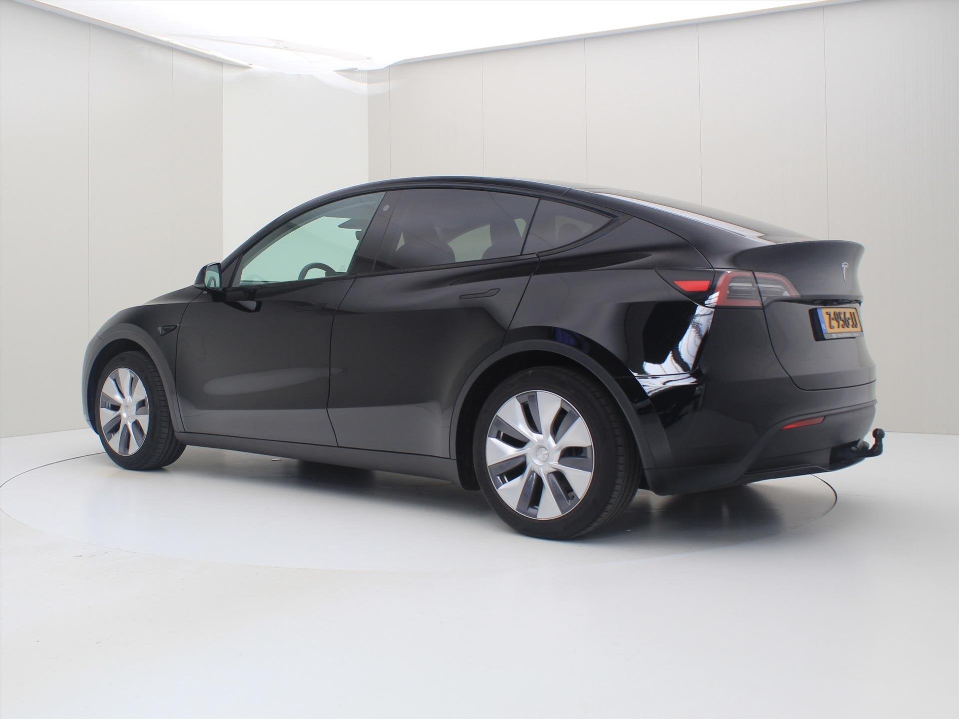 Foto 3 van Tesla Model Y Standard RWD Plus 351pk 93,4% SoH [ TREKHAAK+R