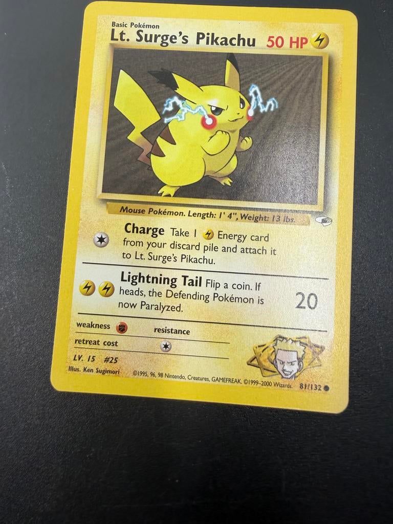 Lt. Surge's Pikachu Pokémon Kaart - Base Set 2000, Ophalen of Verzenden, Gebruikt, Losse kaart